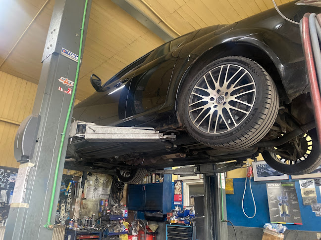 Automobil na dizalici u servisnoj radionici